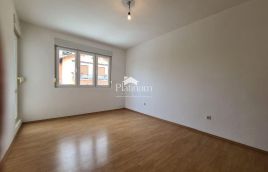 Istra,Pula stan u kući s 200 m2 okućnice