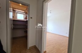 Istra,Pula stan u kući s 200 m2 okućnice