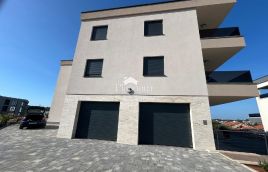 Istra, Banjole, apratman na drugom katu, novogradnja 