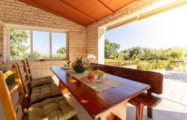 Istria, Išići, casa con tre appartamenti con vista mare