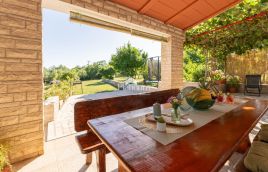 Istria, Išići, casa con tre appartamenti con vista mare