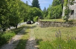 Čabar,Kozji vrh kuća okružena zelenilom