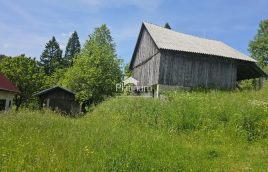 Čabar,Kozji vrh kuća okružena zelenilom