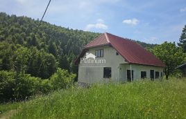 Čabar,Kozji vrh kuća okružena zelenilom