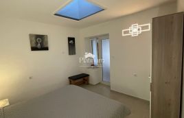 Istria, Pola, appartamento con due camere da letto finemente arredato