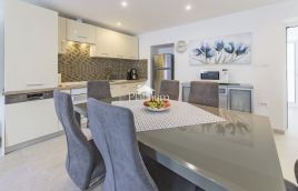 Istria, Pola, appartamento con due camere da letto finemente arredato