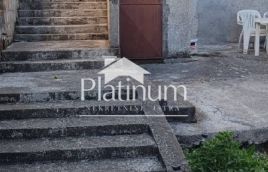 PULA KUCA SA DVORISTEM ODLIČNA POZICIJA