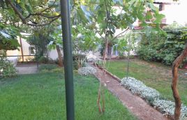 Istra, Pula, kuća sa dva stana, garaža i vrt