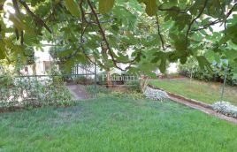 Istra, Pula, kuća sa dva stana, garaža i vrt