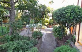 Istra, Pula, kuća sa dva stana, garaža i vrt