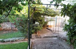 Istra, Pula, kuća sa dva stana, garaža i vrt