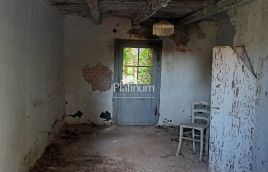 Istra, Pula, okolica, stara kamena kuća s okućnicom