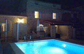 Istria, comune di Marčana, bella casa rustica con piscina