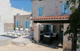 Istria, comune di Marčana, bella casa rustica con piscina