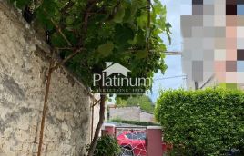 PULA, STROGI CENTAR, TROS9BNI STAN SA GARAŽOM I DVORIŠTEM