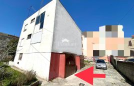 PULA, STROGI CENTAR, TROS9BNI STAN SA GARAŽOM I DVORIŠTEM