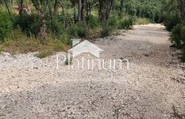Istra,Peruški poljoprivredne parcele s pogledom na more
