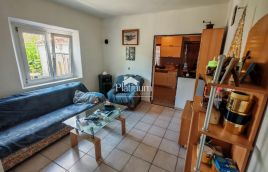 Pula, enonadstropna hiša, 150 m2, dvorišče, garaže, blizu centra