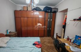 Pula, enonadstropna hiša, 150 m2, dvorišče, garaže, blizu centra