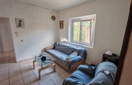 Pula, enonadstropna hiša, 150 m2, dvorišče, garaže, blizu centra