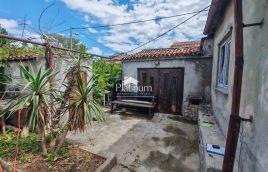 Pula, enonadstropna hiša, 150 m2, dvorišče, garaže, blizu centra