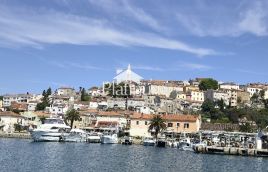 Istra,Vrsar kuća s velikim potencijalom i pogledom na more