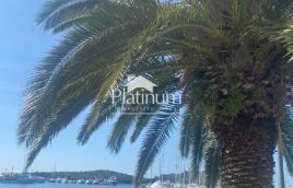 Istra,Vrsar kuća s velikim potencijalom i pogledom na more