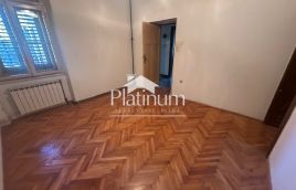Pula, Veruda, stan u austrougarskoj vili, 75m2, 2SS+DB, I.kat, garaža, ostava, plin!!