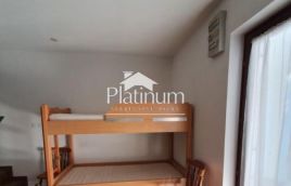 Istra, Barbariga, lijepi etažni apartman s dvorištem