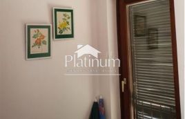 Istra, Barbariga, lijepi etažni apartman s dvorištem