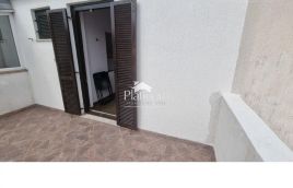 Istra, Barbariga, lijepi etažni apartman s dvorištem