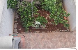 Istra, Barbariga, lijepi etažni apartman s dvorištem