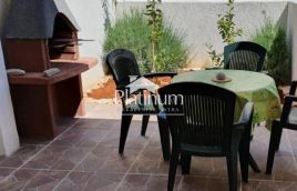 Istra, Barbariga, lijepi etažni apartman s dvorištem