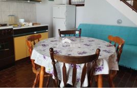 Istra, Barbariga, lijepi etažni apartman s dvorištem