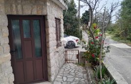 Stinica, etažirani apartman s parkirnim mjestom 