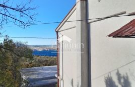 Stinica, etažirani apartman s parkirnim mjestom 