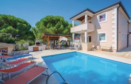 Istria, surroundings of Fažana, apartment house with swimming pool