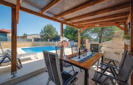 Istria, surroundings of Fažana, apartment house with swimming pool