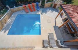 Istria, surroundings of Fažana, apartment house with swimming pool