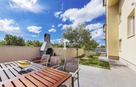 Peroj, apartmanska vila s bazenom i pogledom na more