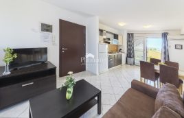 Peroj, apartmanska vila s bazenom i pogledom na more