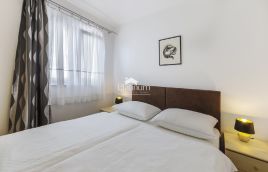 Peroj, apartmanska vila s bazenom i pogledom na more