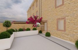 Villa in pietra in costruzione