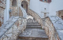 Casa plurifamiliare con ampio giardino