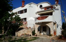 Casa plurifamiliare con ampio giardino