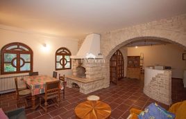 Casa plurifamiliare con ampio giardino
