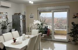 Pula, dvonadstropno stanovanje 100 m2, parkirišče