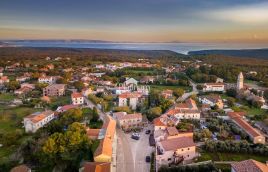 ISTRA, KRNICA PREKRASNO GRAĐEVINSKO ZEMLJIŠTE OD 680m2