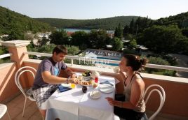 Istria, Krnica, vendere un hotel esclusivo in riva al mare