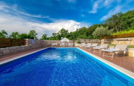 Istria, intorno a Tinjan, bella casa rustica con piscina